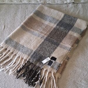New Magaschoni Cream and Gray Plaid Throw